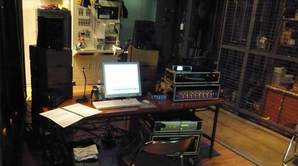 ホール出張録音 ステージ袖に機材組み上げ